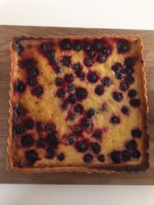 Her ses citrontærten efter den er kommet ud af ovnen.
