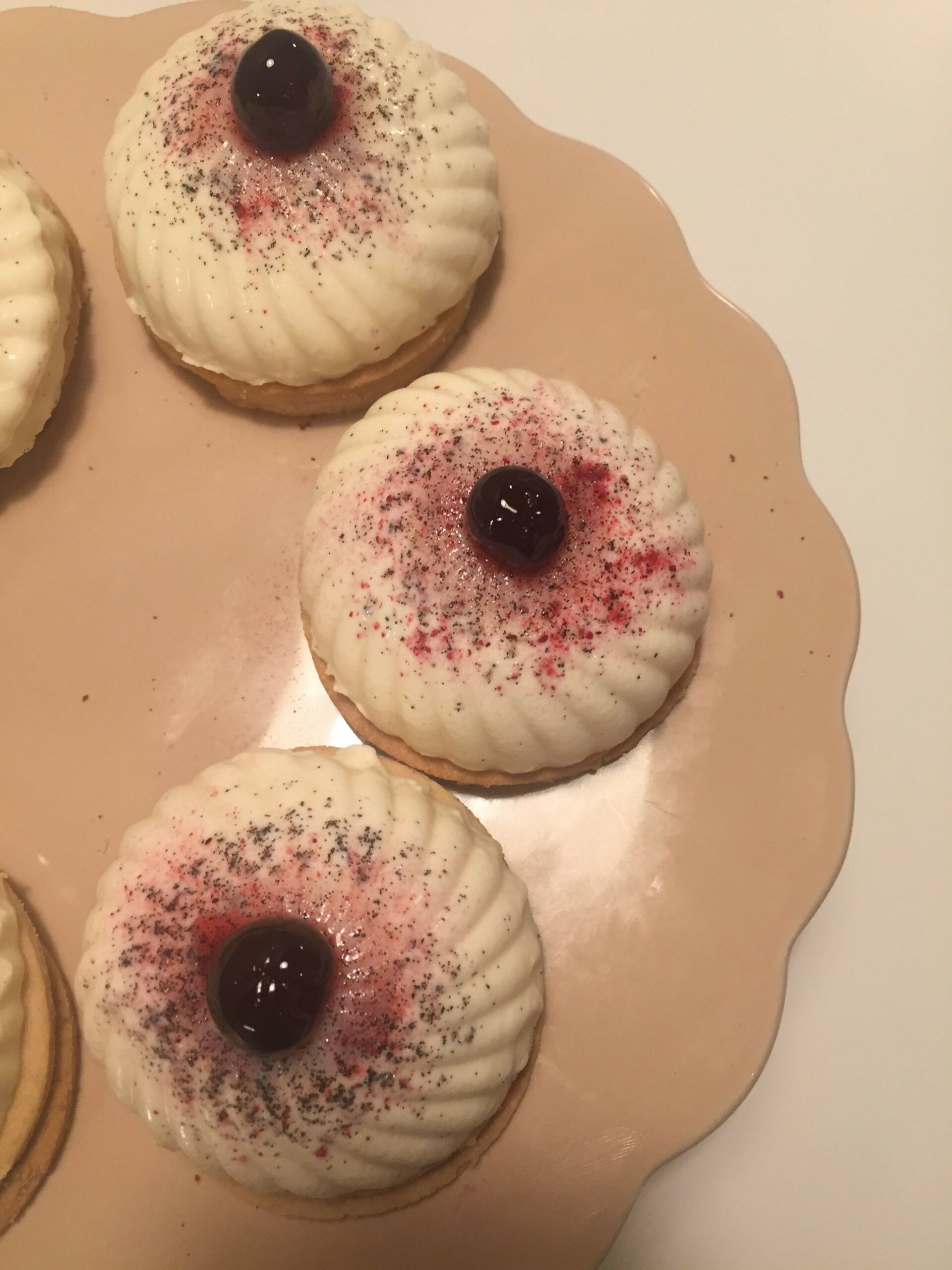 Vanilje panna cotta med kirsebær og mandelkiks
