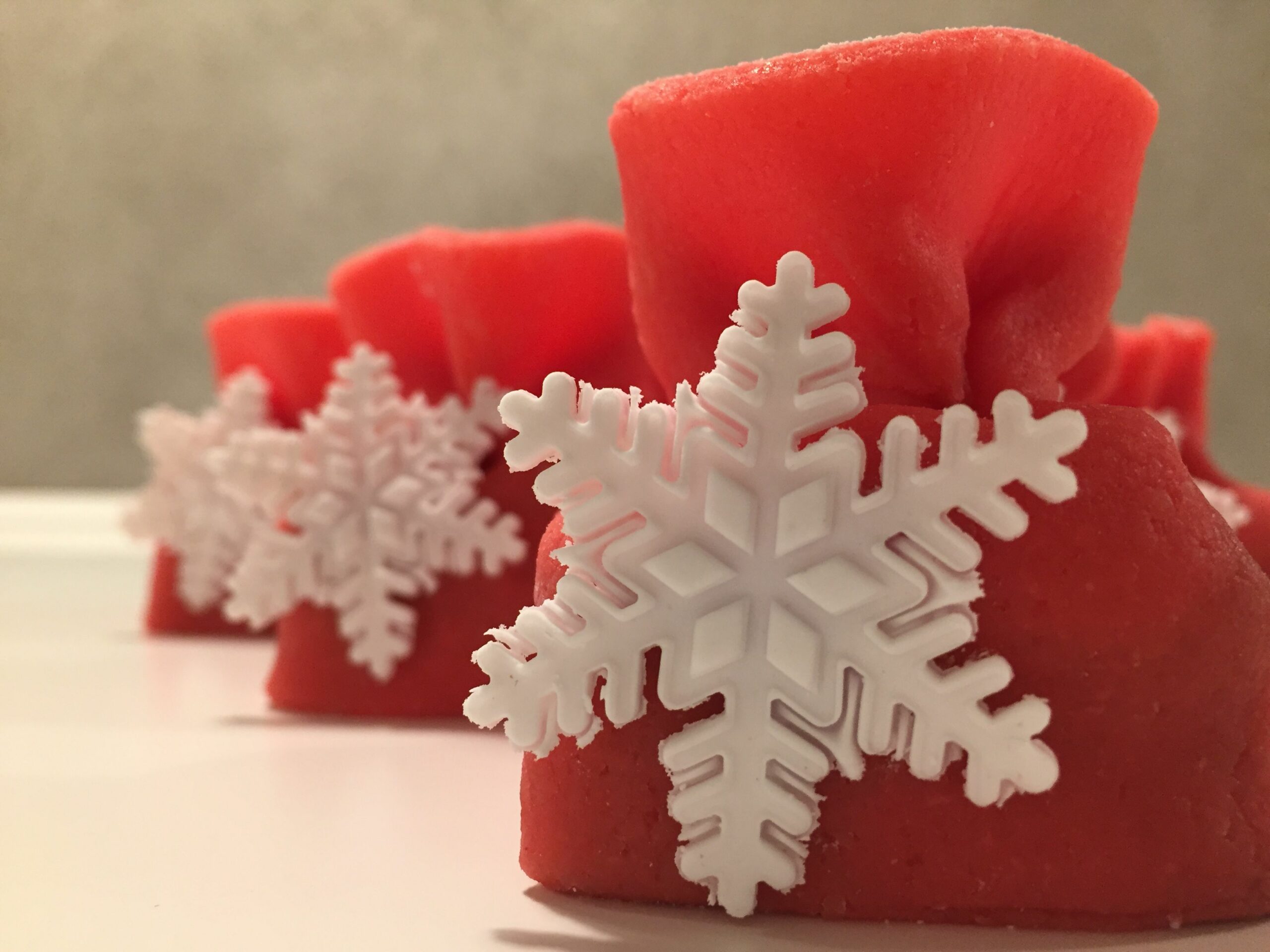 Konfektkage som små julepakker