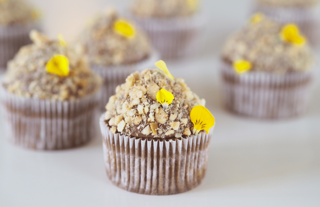 Bananmuffins med karamelliseret chokoladesmørcreme og ristet hasselnødder