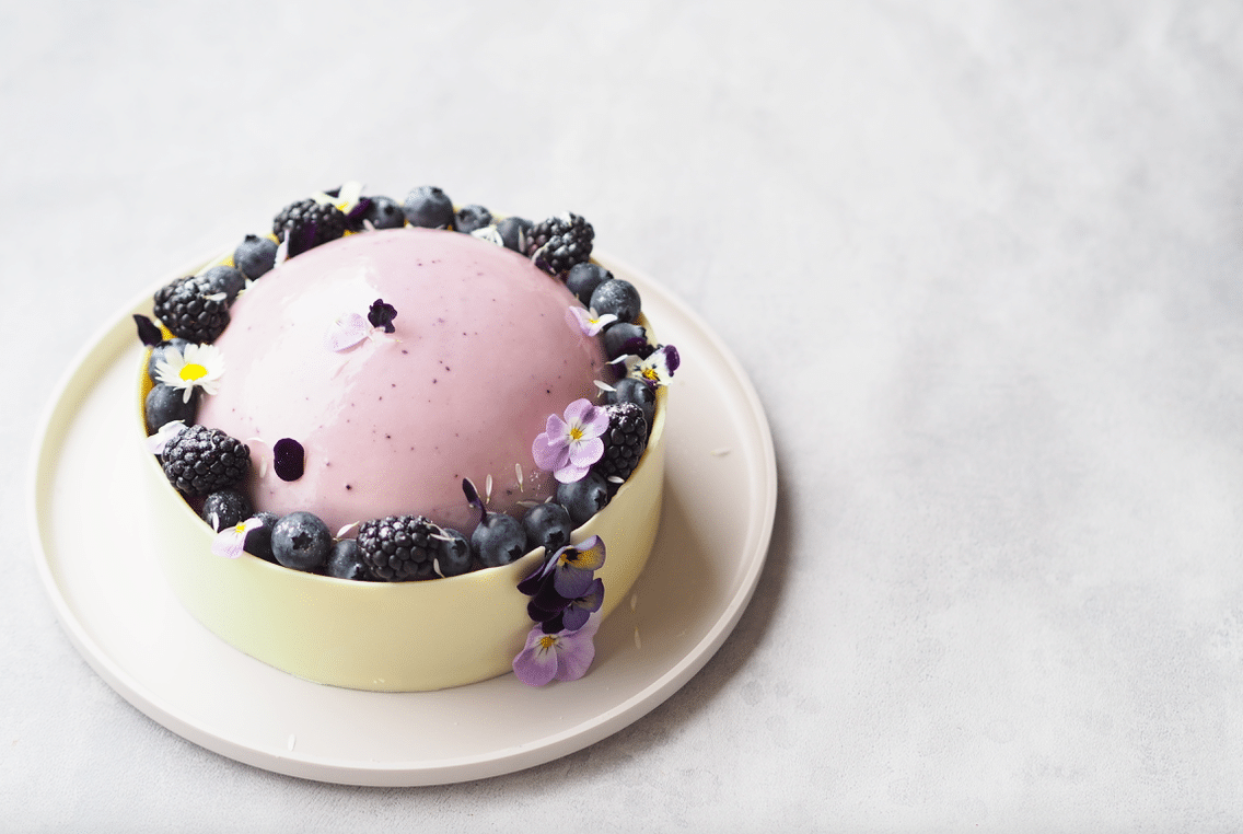 Brombærlagkage med rosémousse, glaze og hvid chokolade