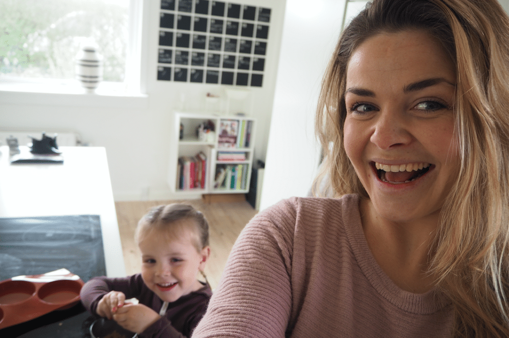 Gode stunder med børn – bagte cookies med Karla