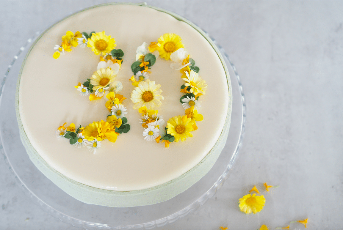 Fødselsdagslagkage med spiselige blomster