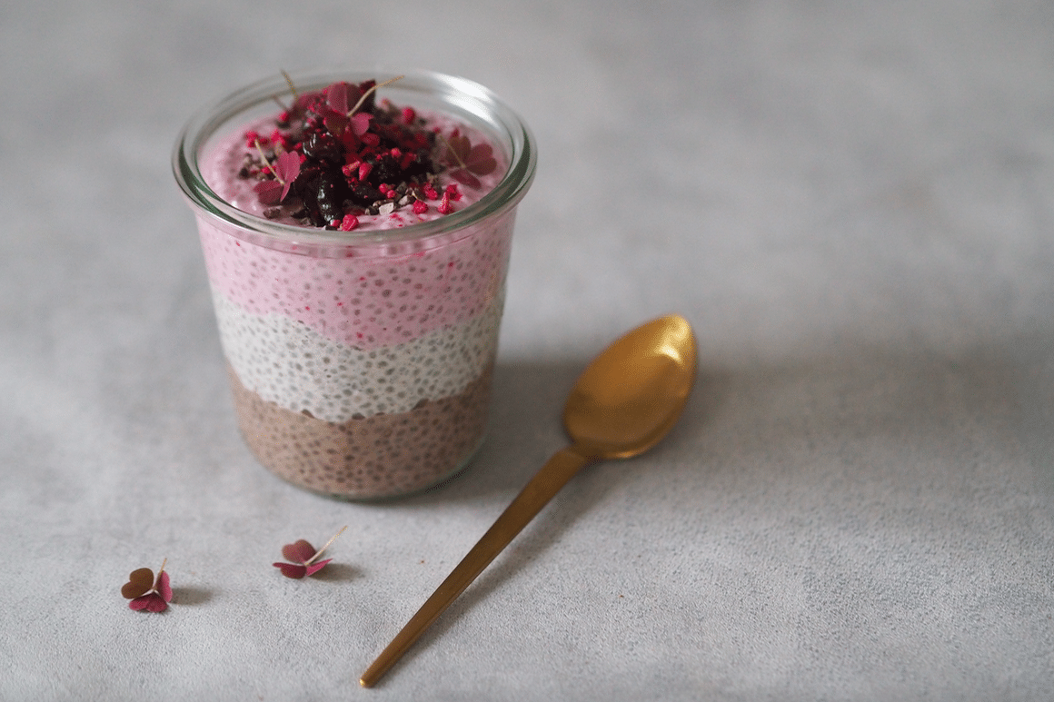 Dessert til morgenmad // Regnbue chiagrød med kakao, vanilje og hindbær