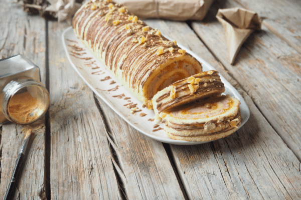 Juleroulade med abrikoser og chokoladecreme