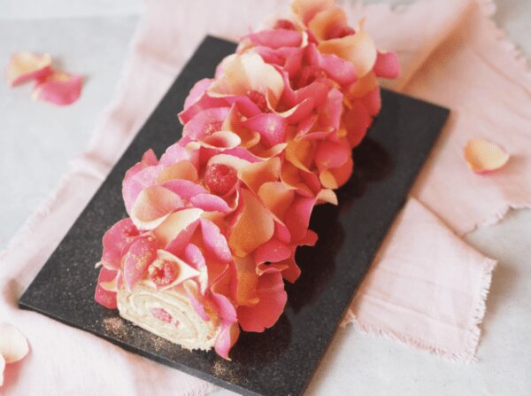 Valentinskage // Hindbærroulade med lakridscreme
