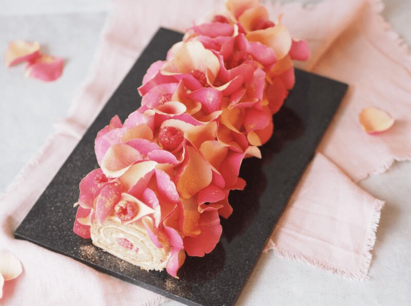 Valentinskage // Hindbærroulade med lakridscreme