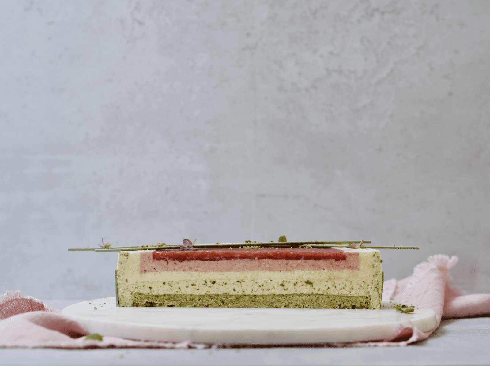 Feminin rabarberlagkage med pistacie og citron