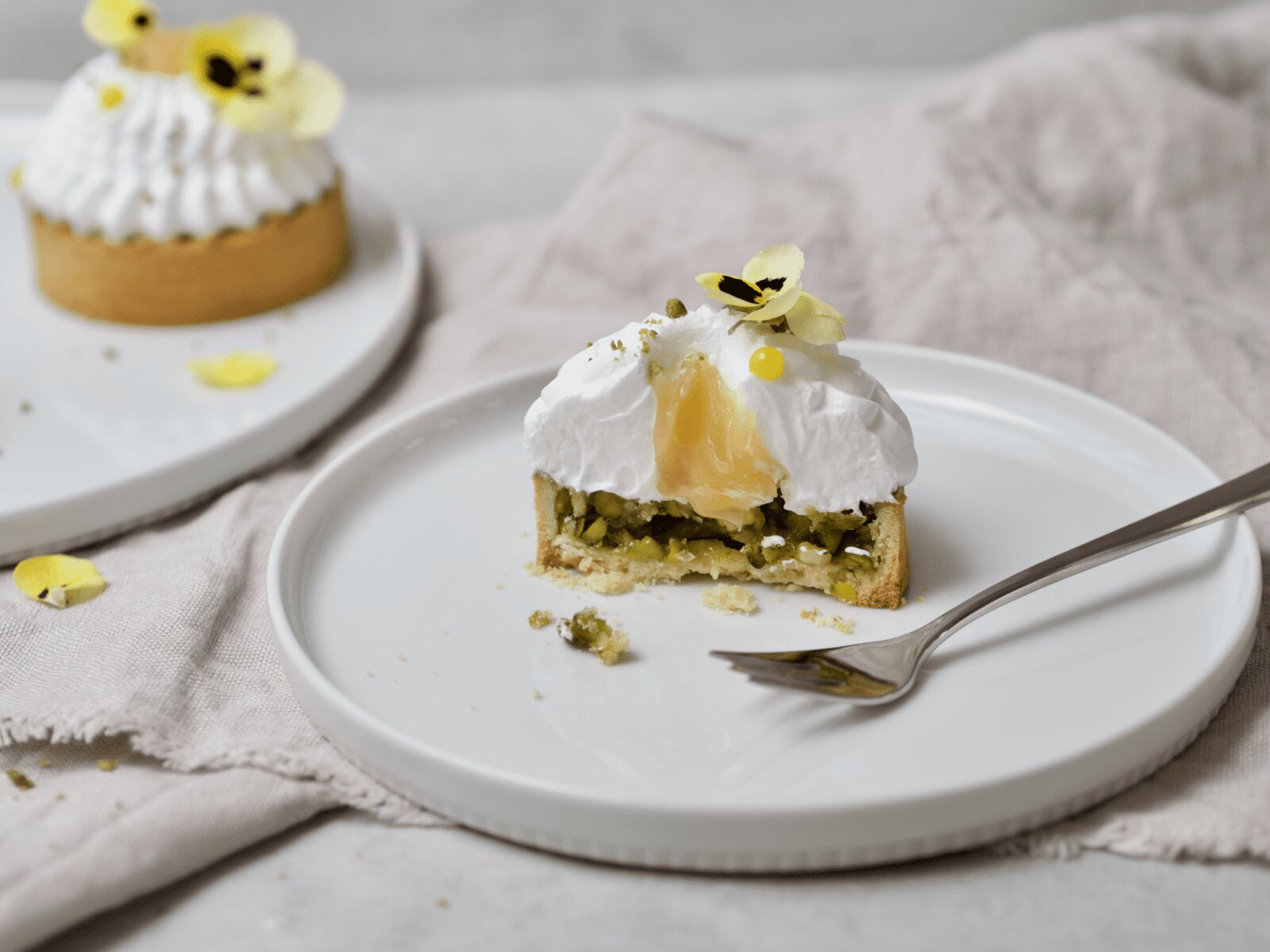Citrontærter med citron-pistaciekaramel og marengs