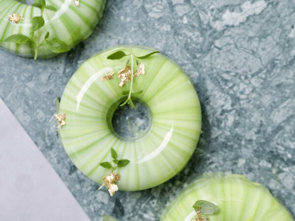 Donuts med pistacie, timian, citron og hvid chokolade