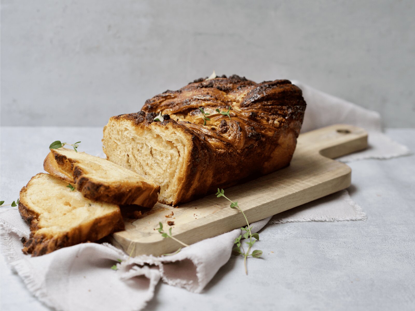 Flettet marcipanbrød med kardemomme, timian og citron