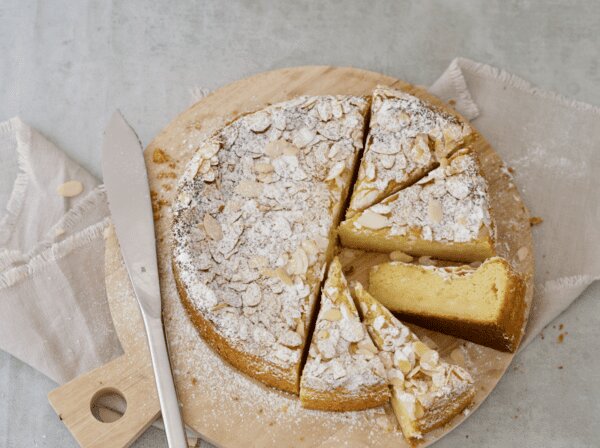 Appelsinkage med ricotta og mandler