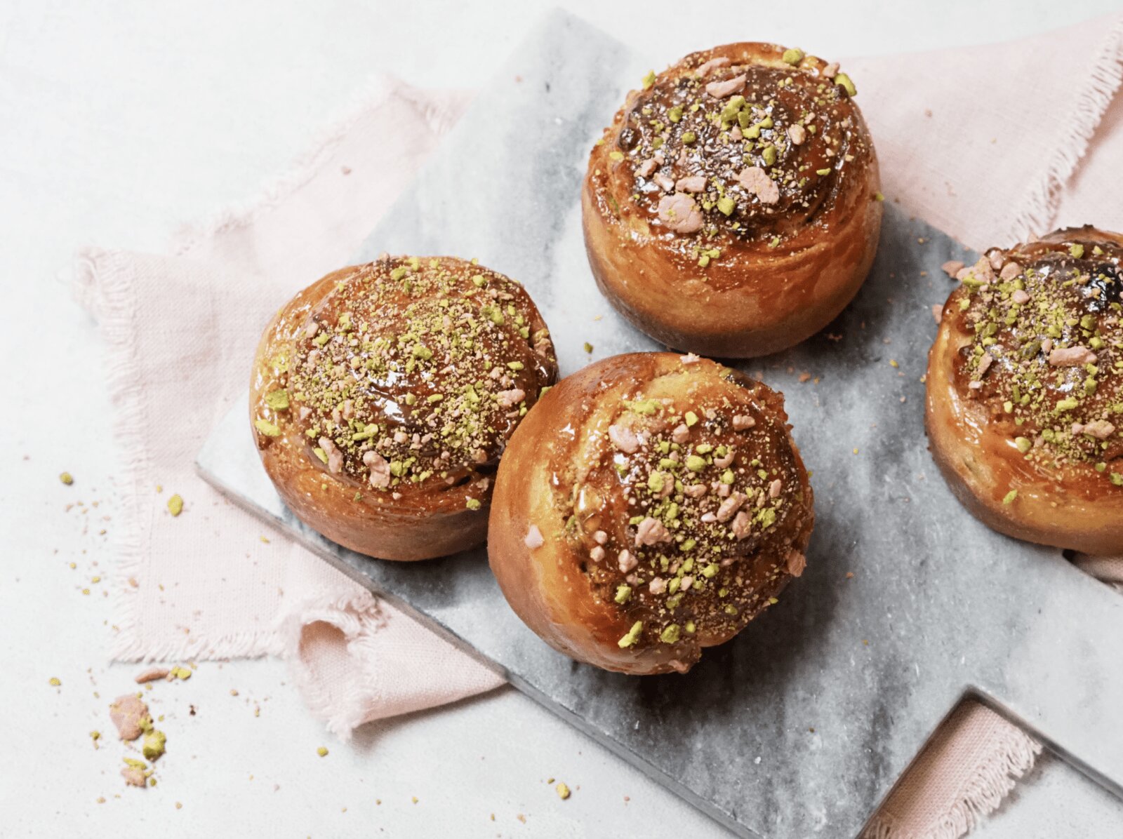 Julede højsnegle med Ruby chokolade og pistacie