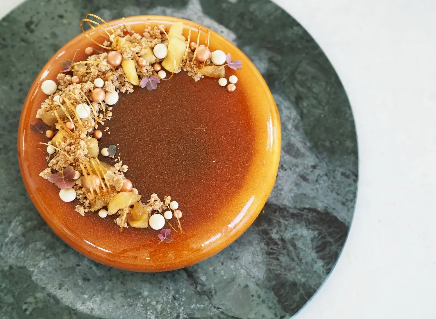 Cheesecake m. æble og karamelglaze
