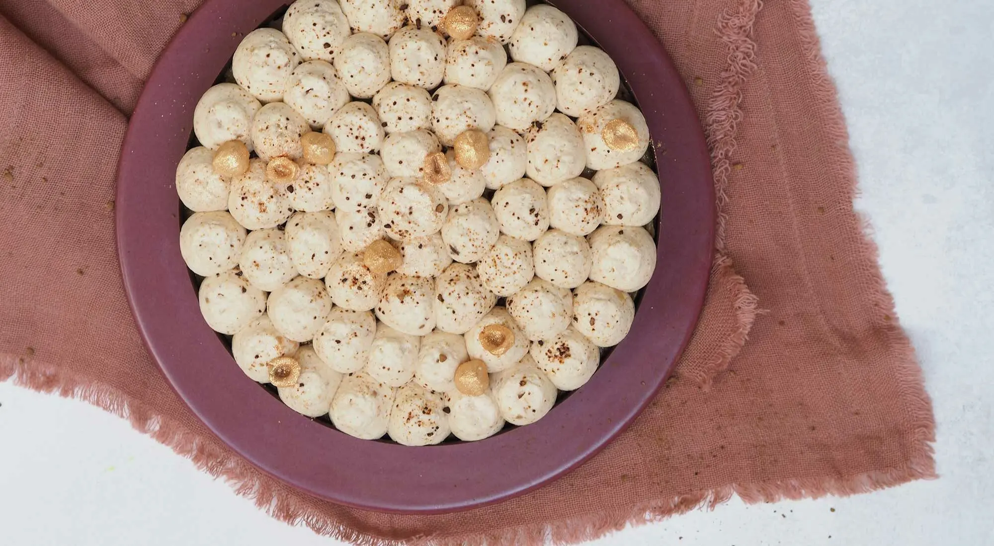 Rund banantærte med kaffe og nougat toppet med banancreme