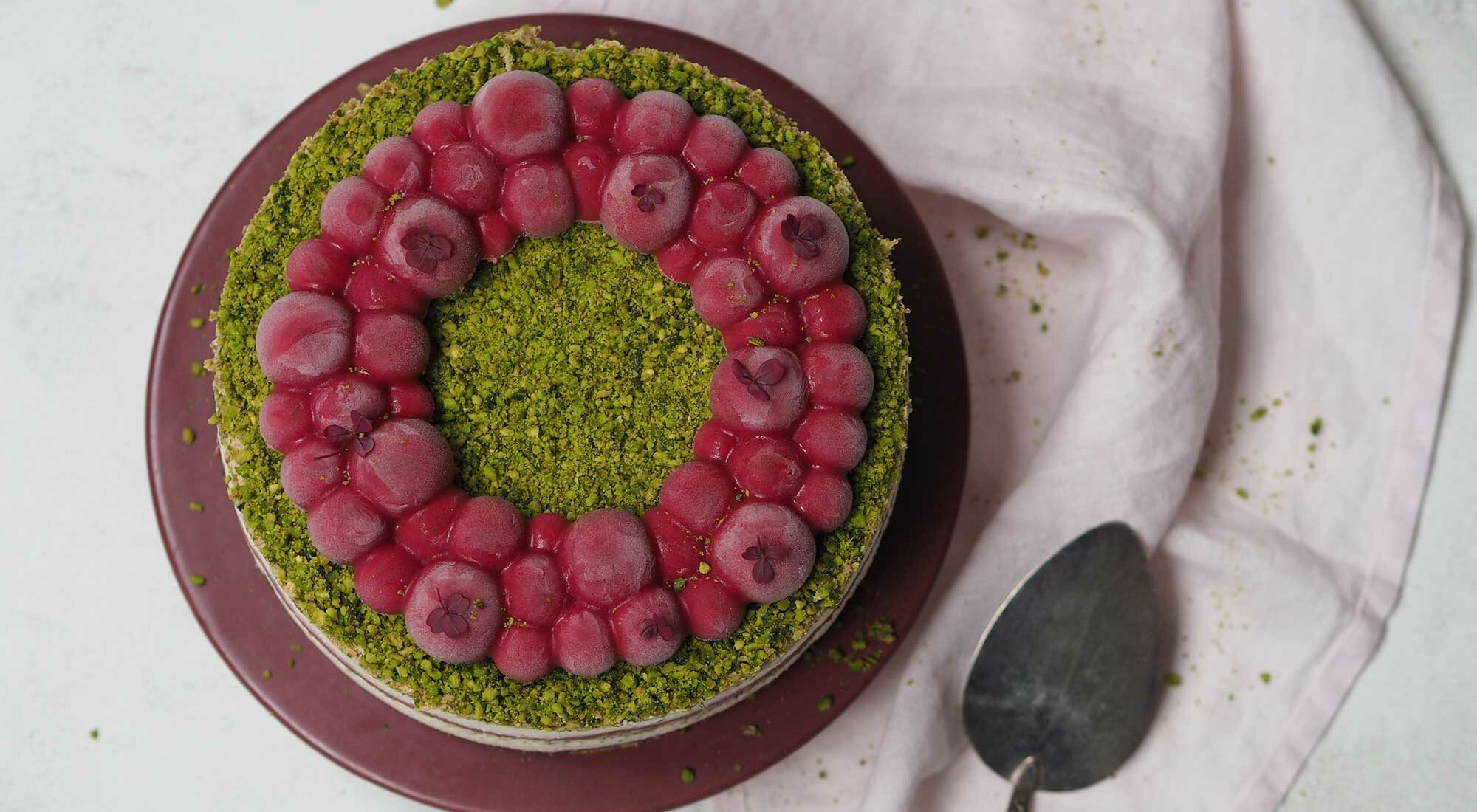 Julelagkage med pistacie og kirsebærmousse i bobbelkrans