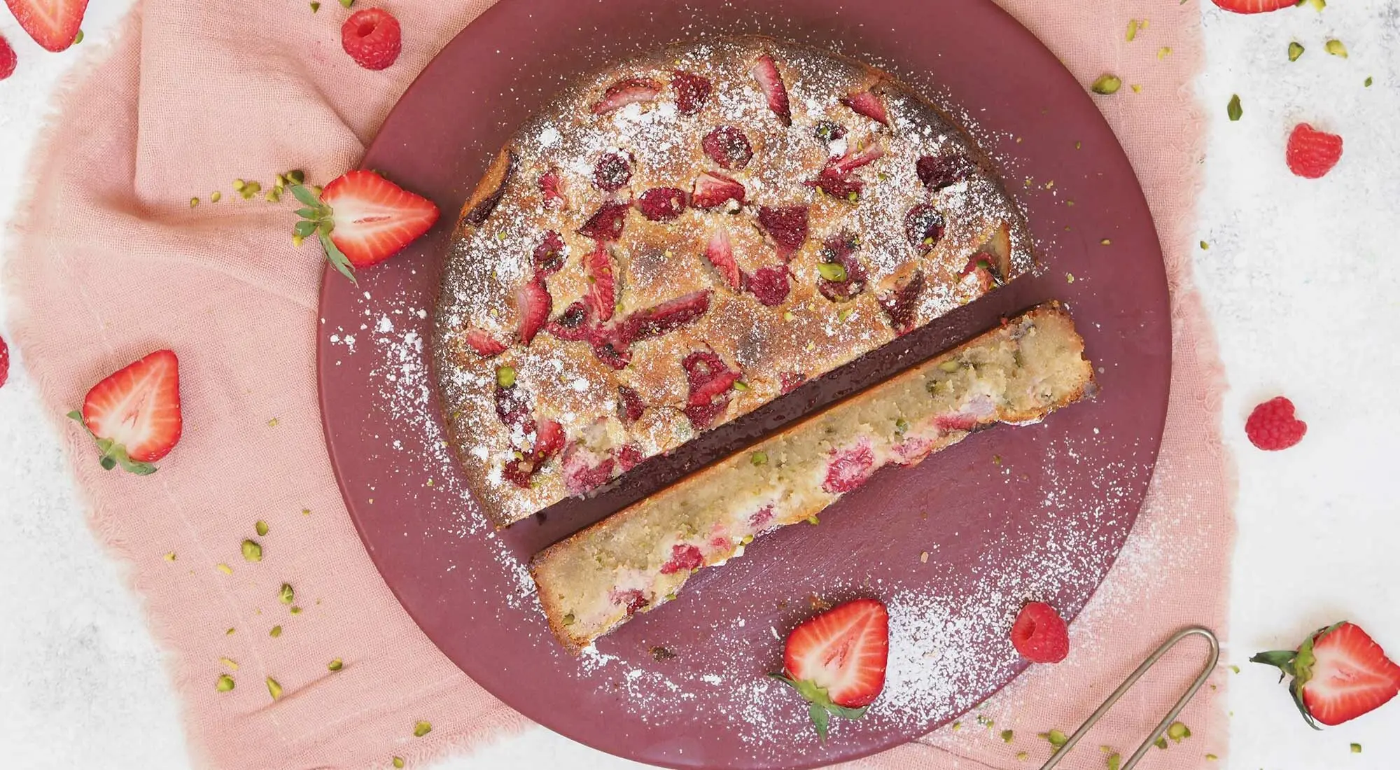 Snit af sommerkage med mandelnougat, marcipan og bær