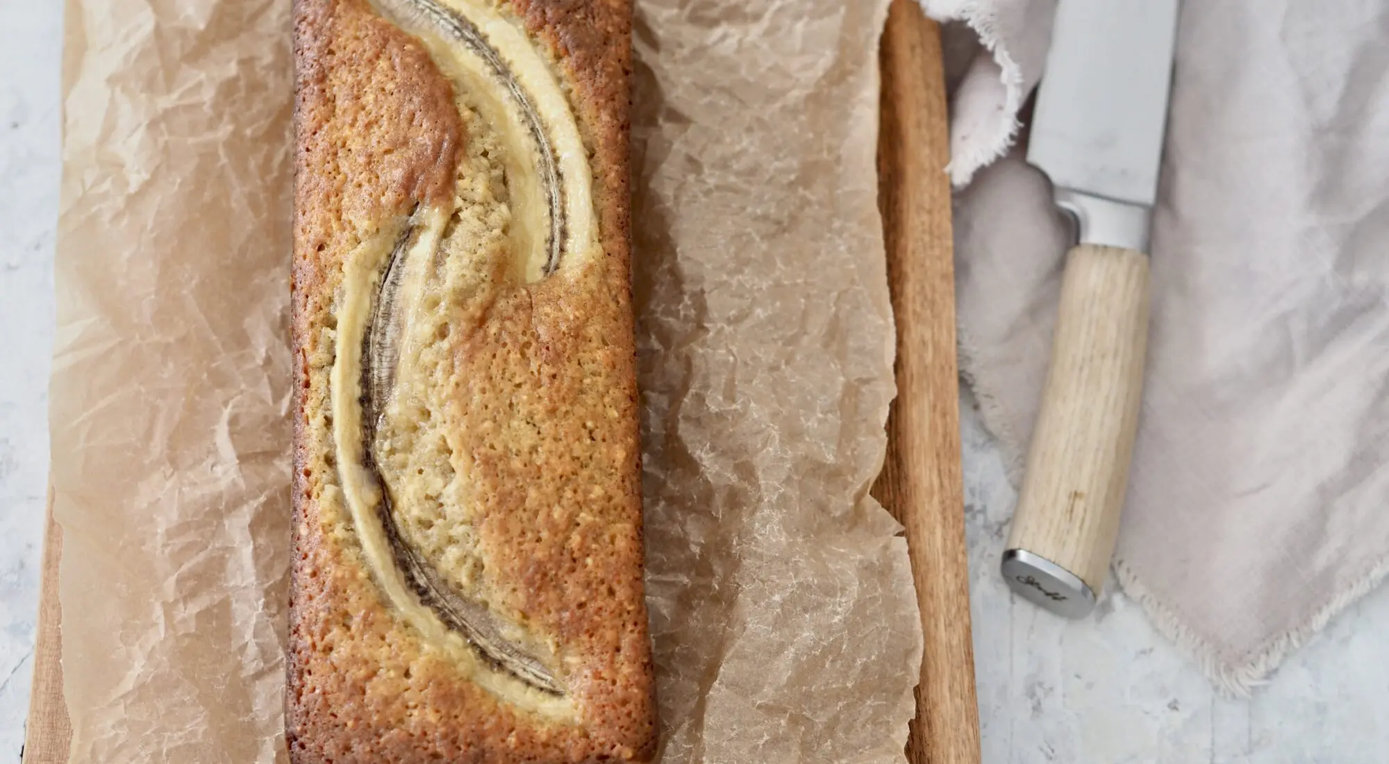 Et bananbrød af overmodne bananer, mørk chokolade og hasselnødder