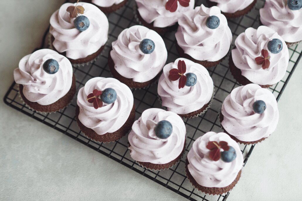 Chokoladecupcakes m. blåbær flødeskum