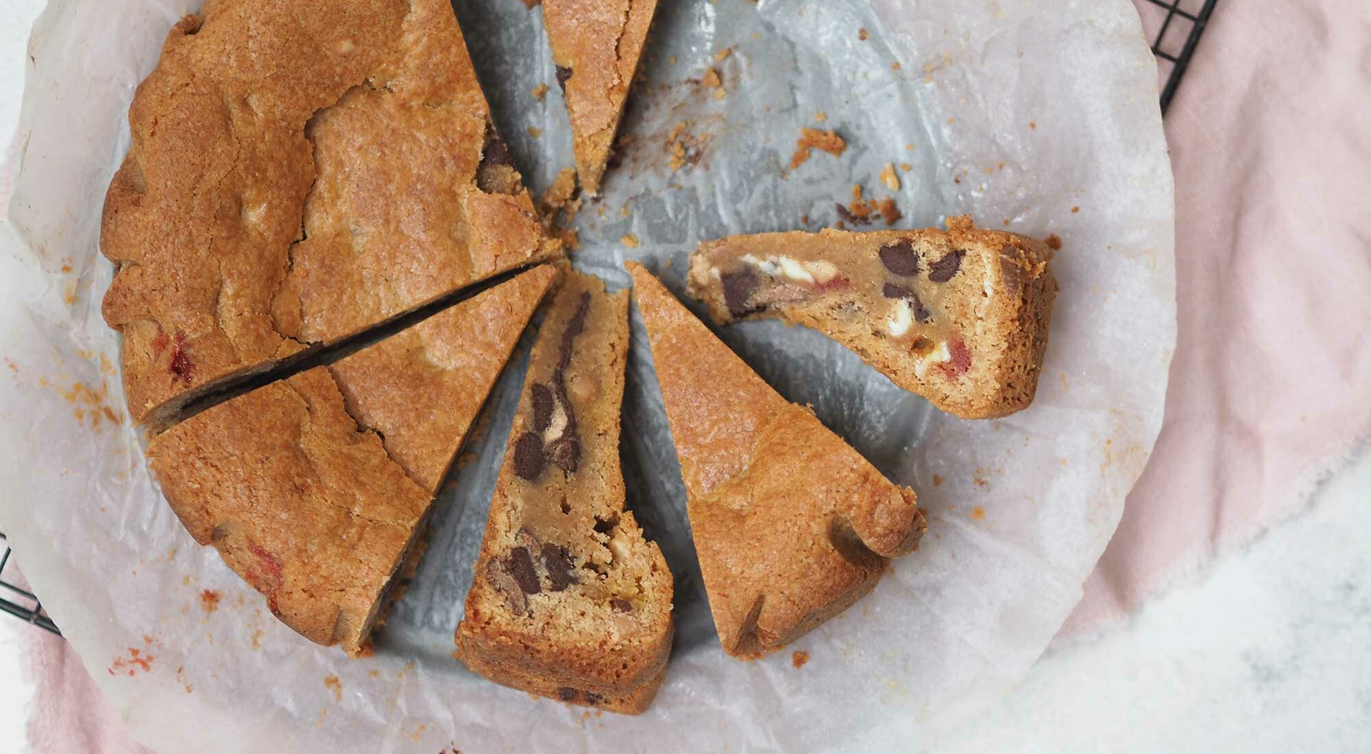 Cookiekage med chokolade og skumfiduser