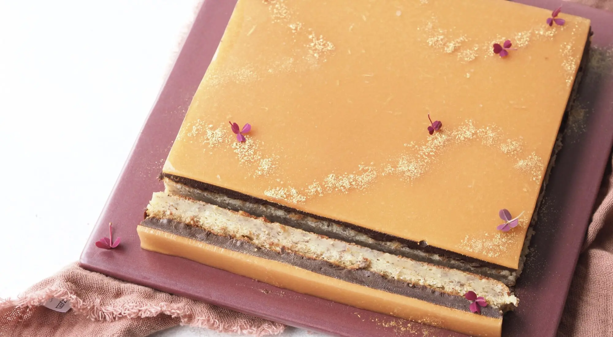 En firkantet banankage med hasselnødnougat, kaffeganache og citrongelé
