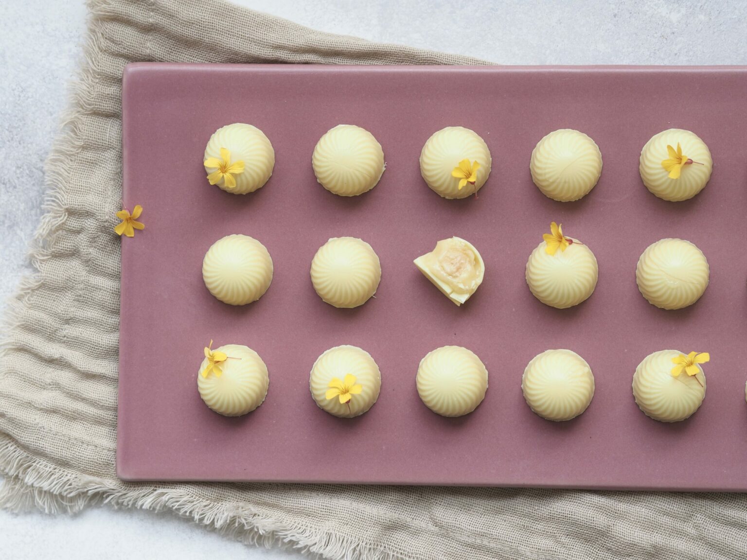 Fyldte chokolader m. citron og hasselnød 3