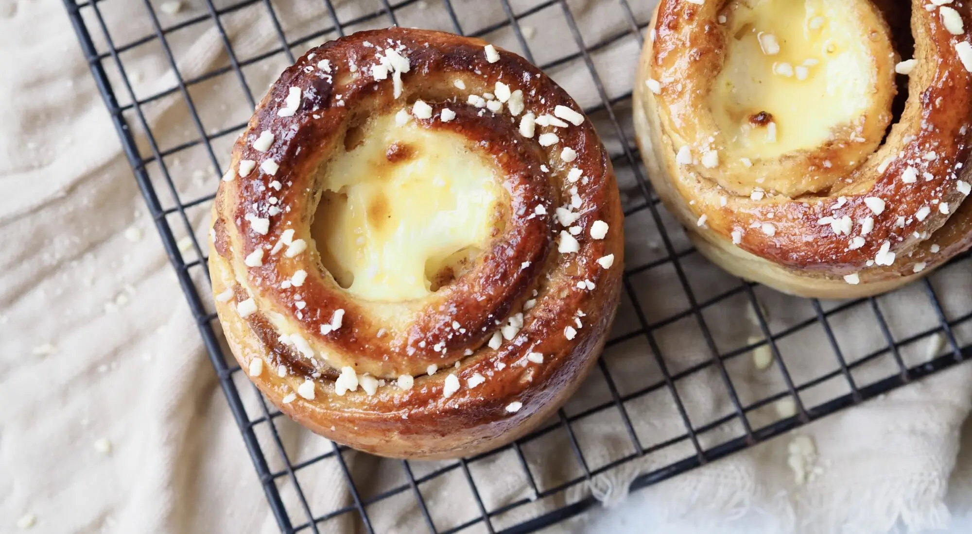 Højsnegle med remonce, creme, æble og mandler