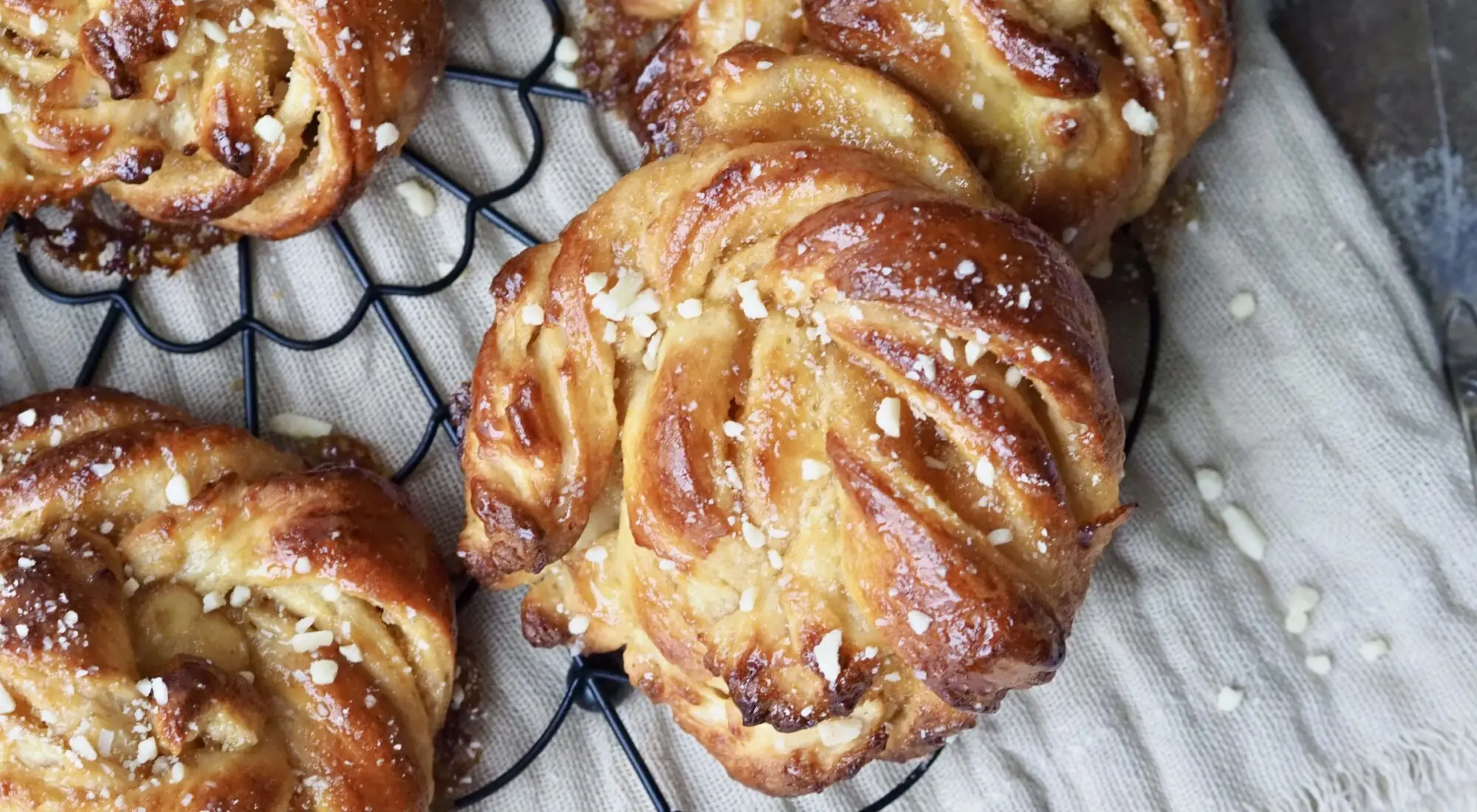 Hjemmelavede snurrer med æbleremonce