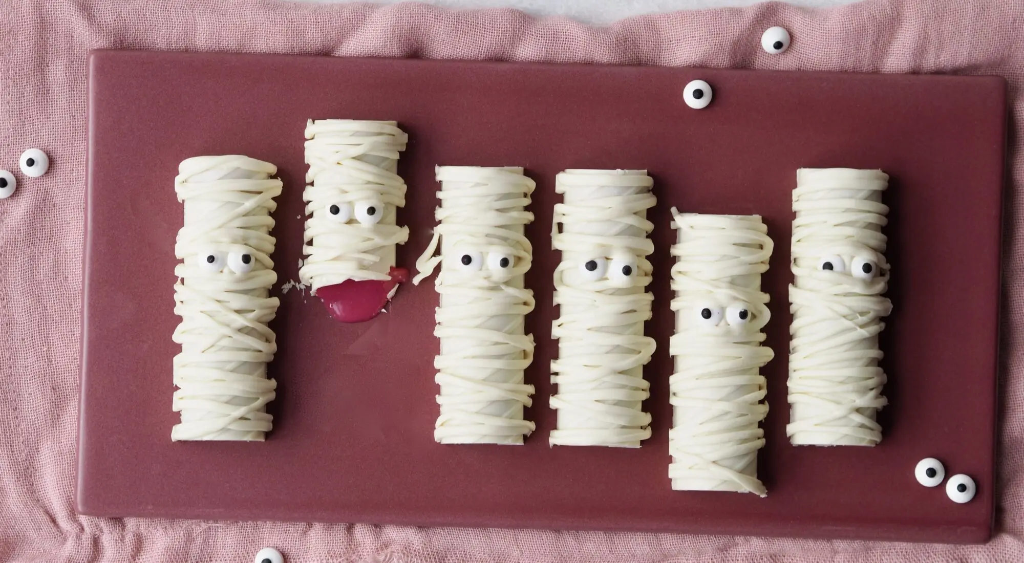Fyldte chokolade-mumier med hindbærblod