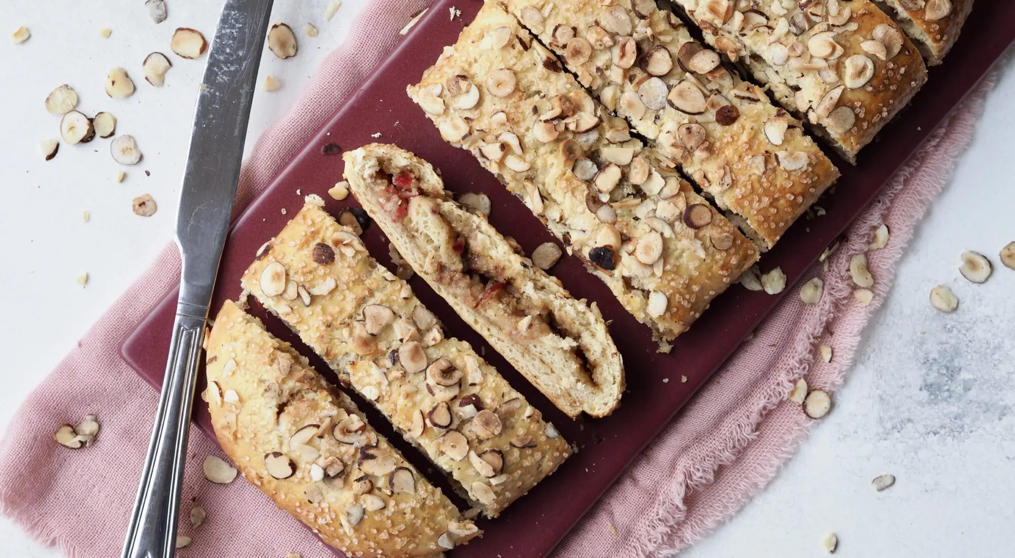 En kringle med remonce, marcipan, æbler, perlesukker og hasselnøddeflager