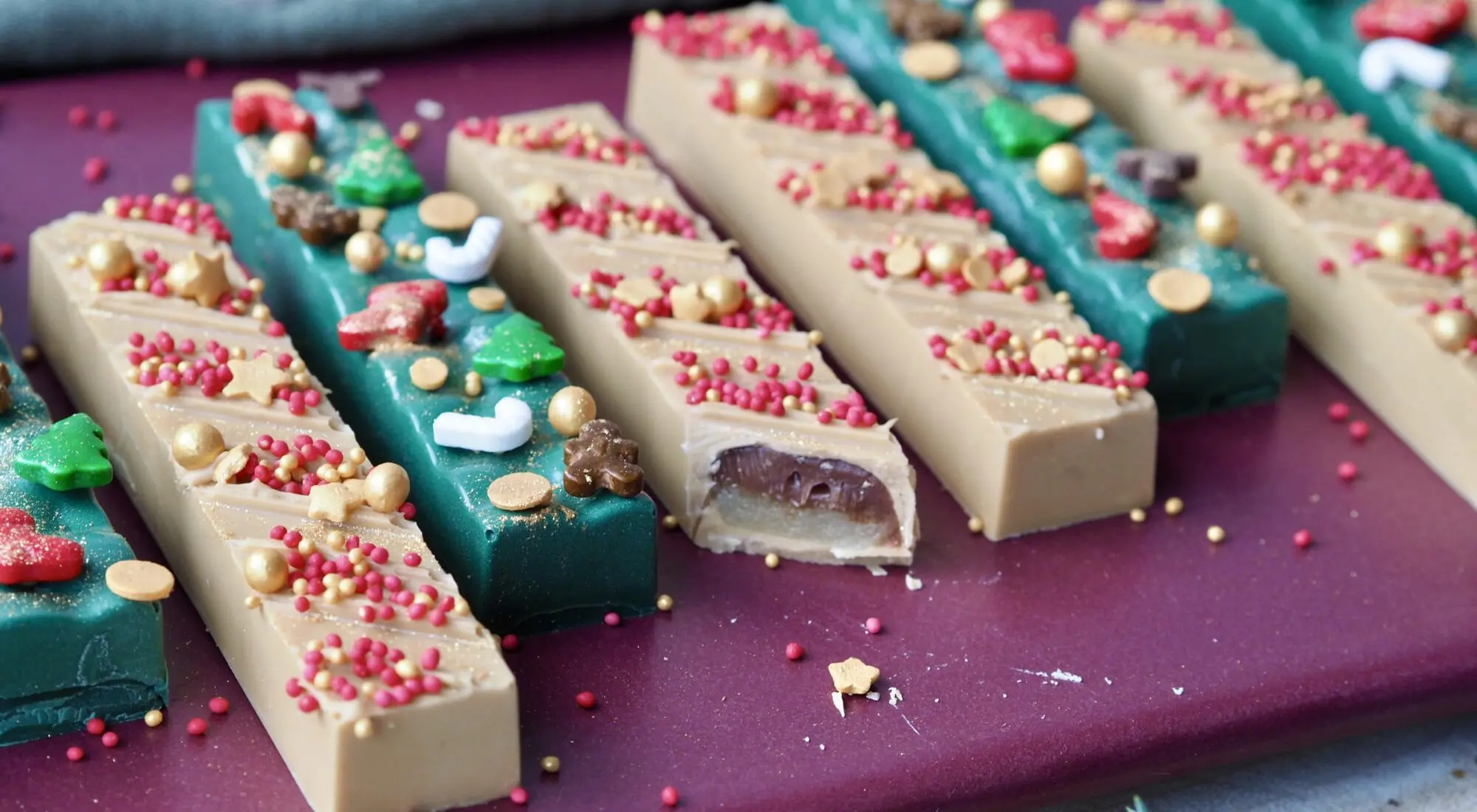 Konfektbarer med marcipan, nougat og chokoladen pyntet med julekrymmel