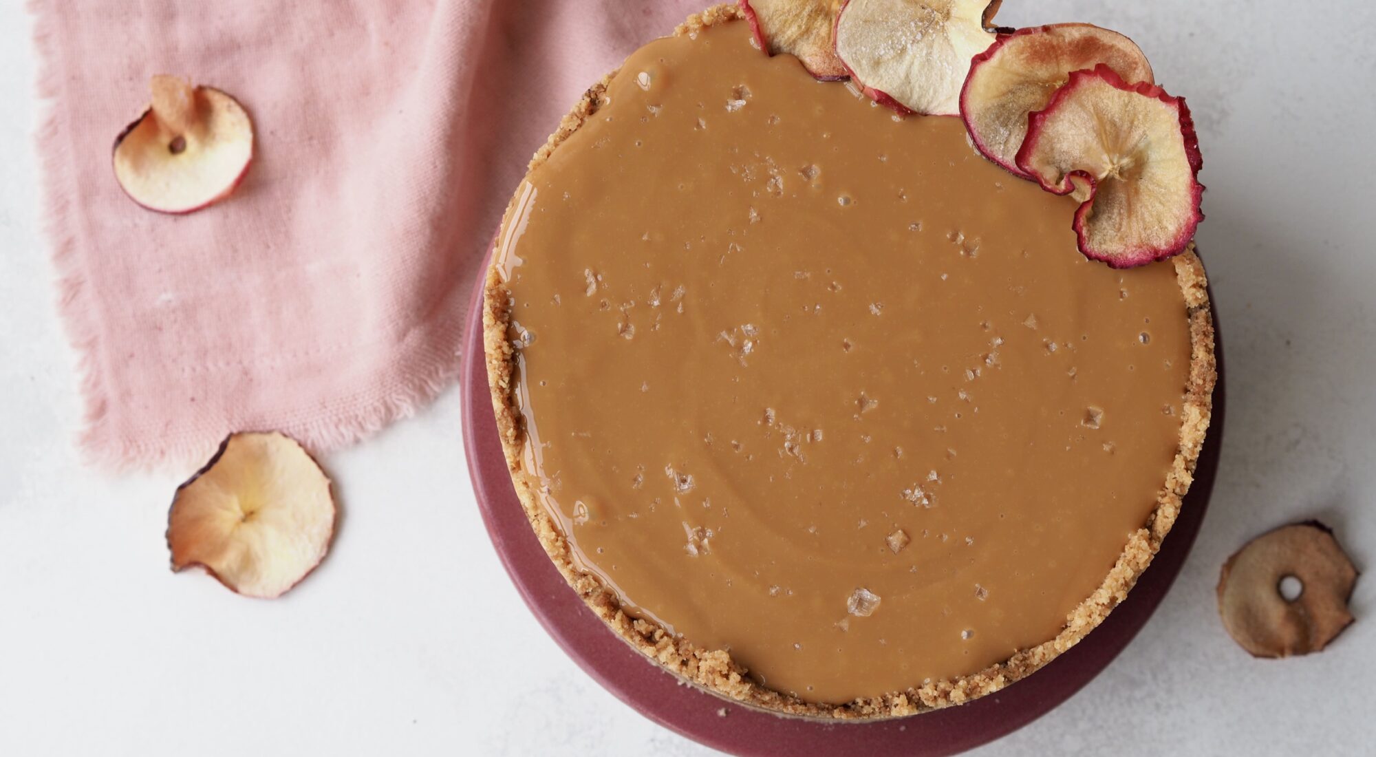 En klassisk cheesecake med æble og salt karamel pyntet med æblechips