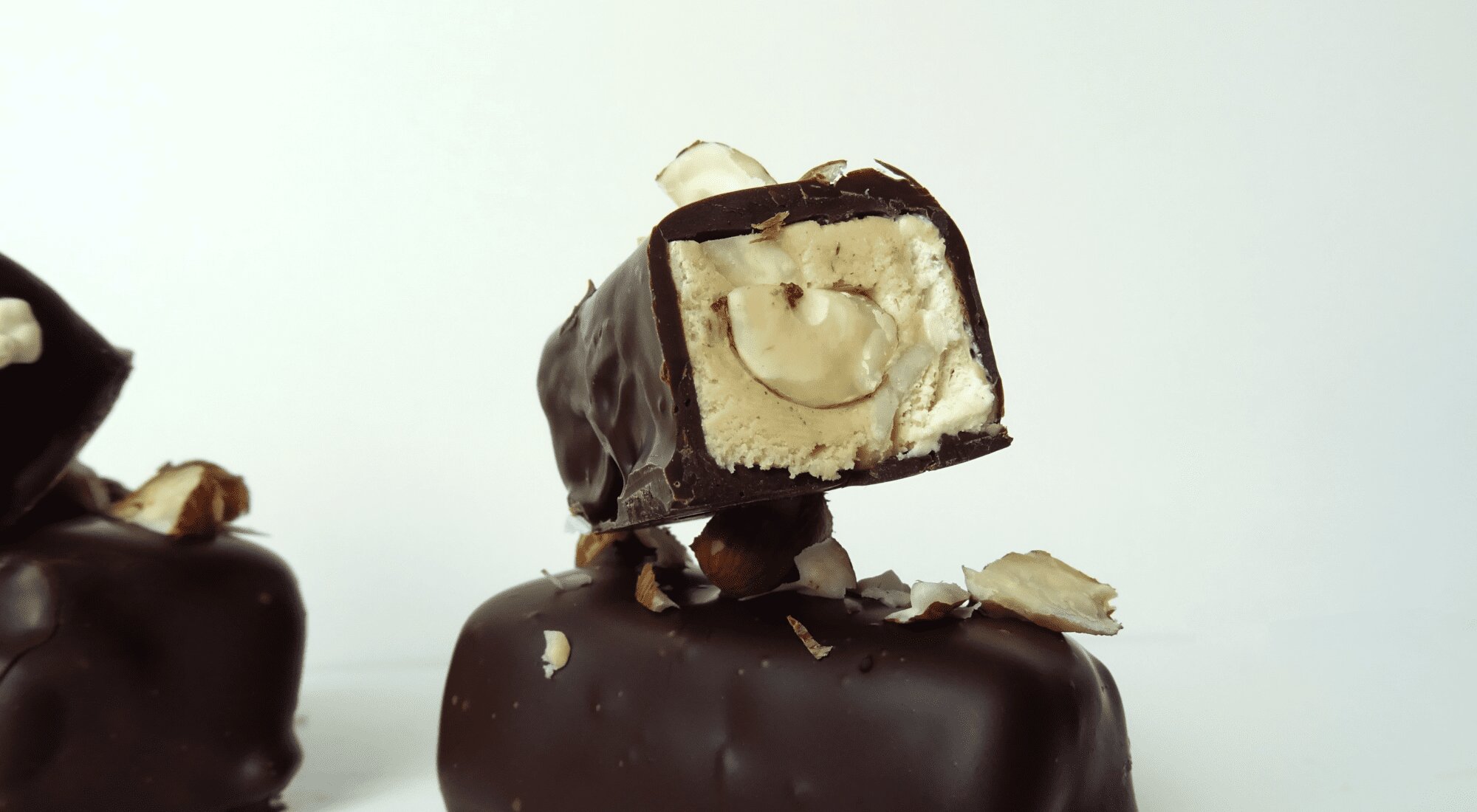 Karamelnougat med hasselnøder og mørk chokolade