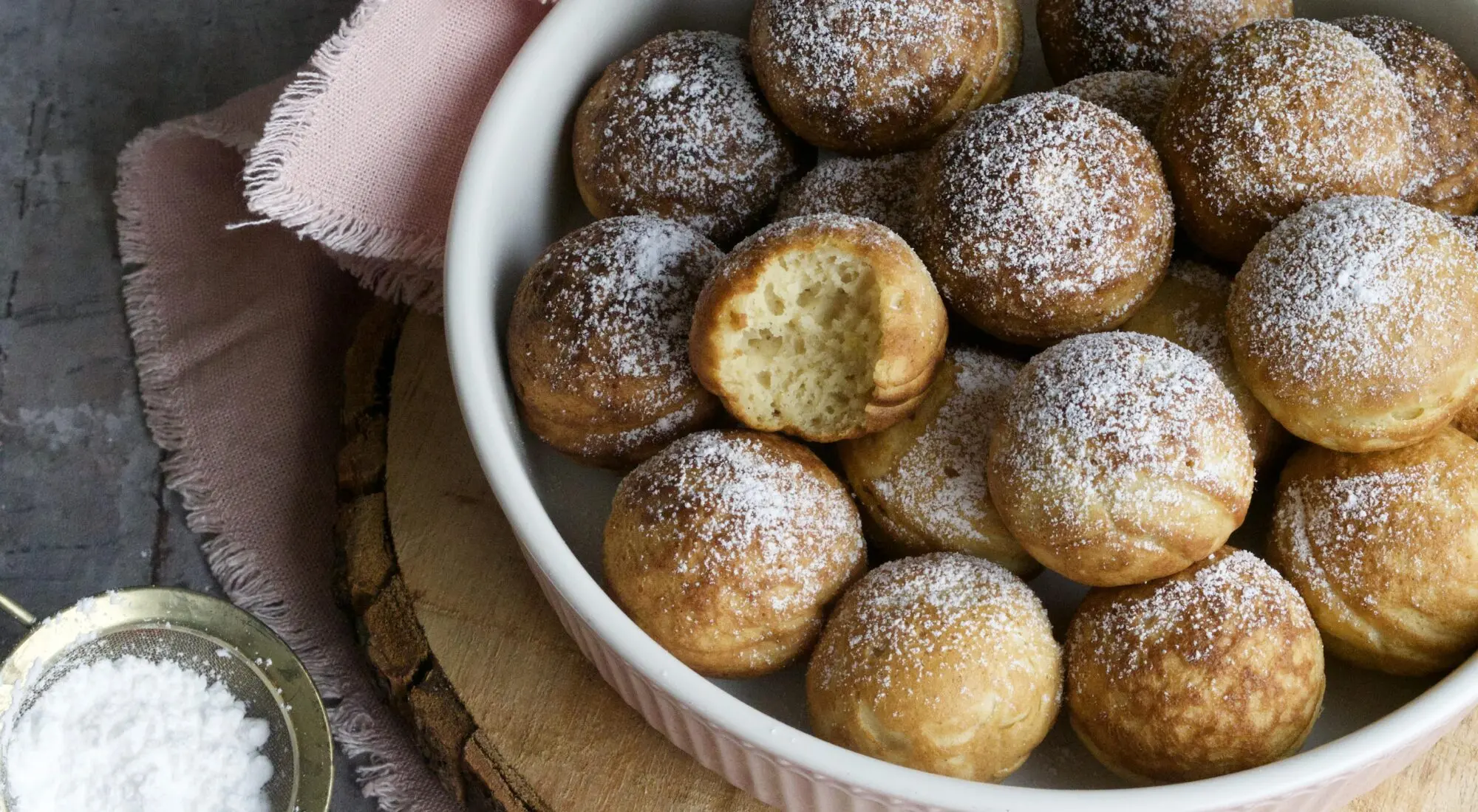 Hjemmelavede glutenfri og sukkerfri æbleskiver toppet med flormelis