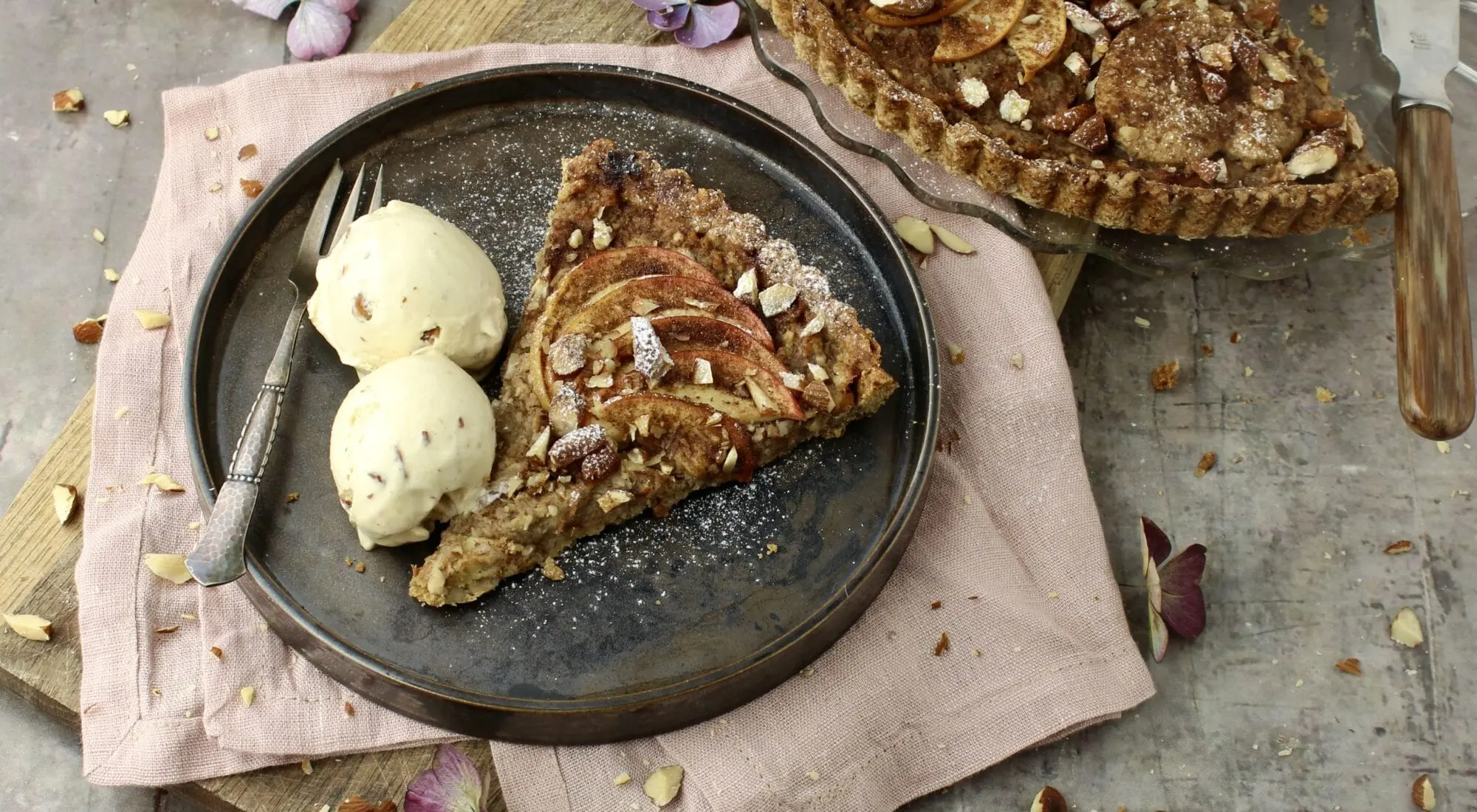Æbletærte med æble, dadel og mandelremonce