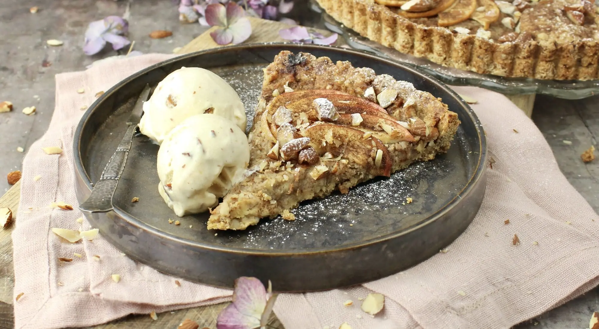 Æbletærte med æble, dadel og mandelremonce