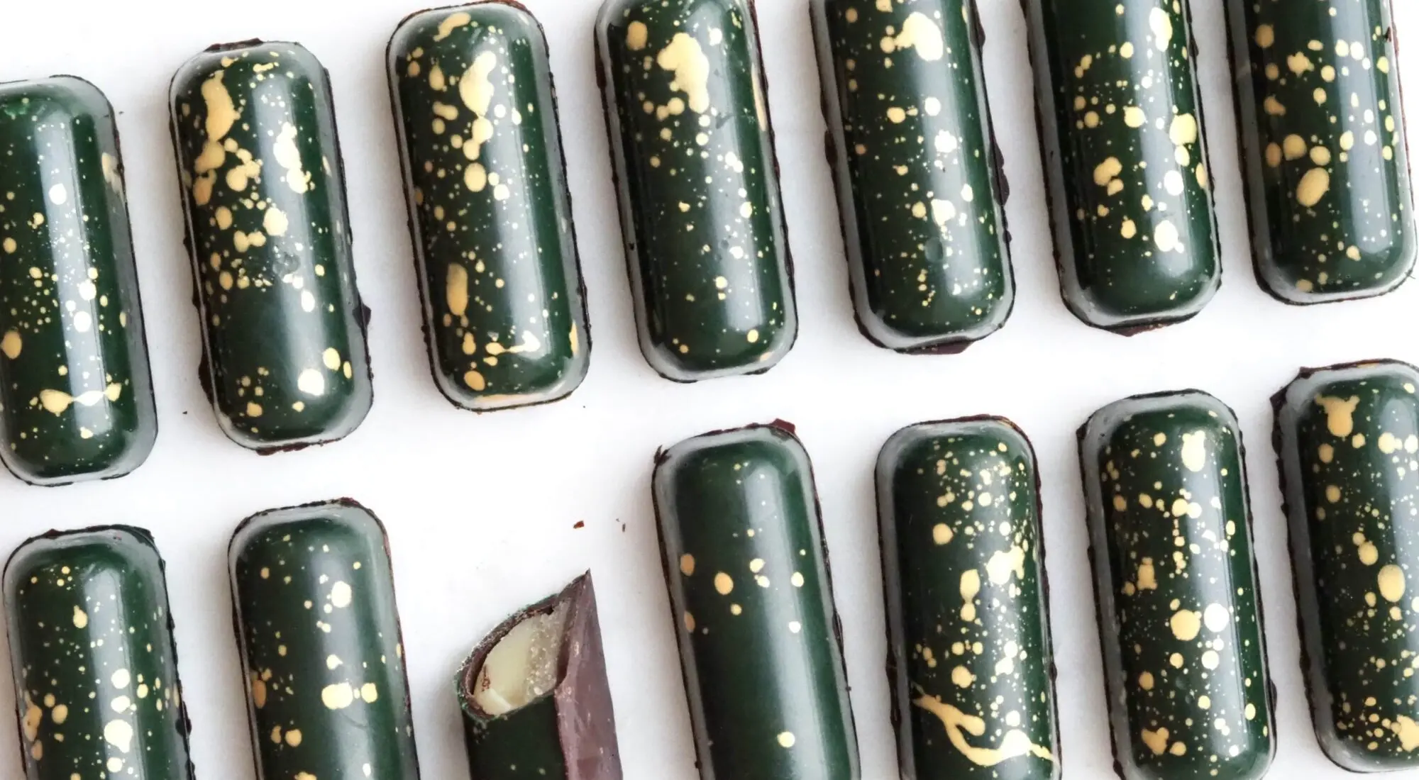 Chokolader med rosmarin, honning og saltet marcipan