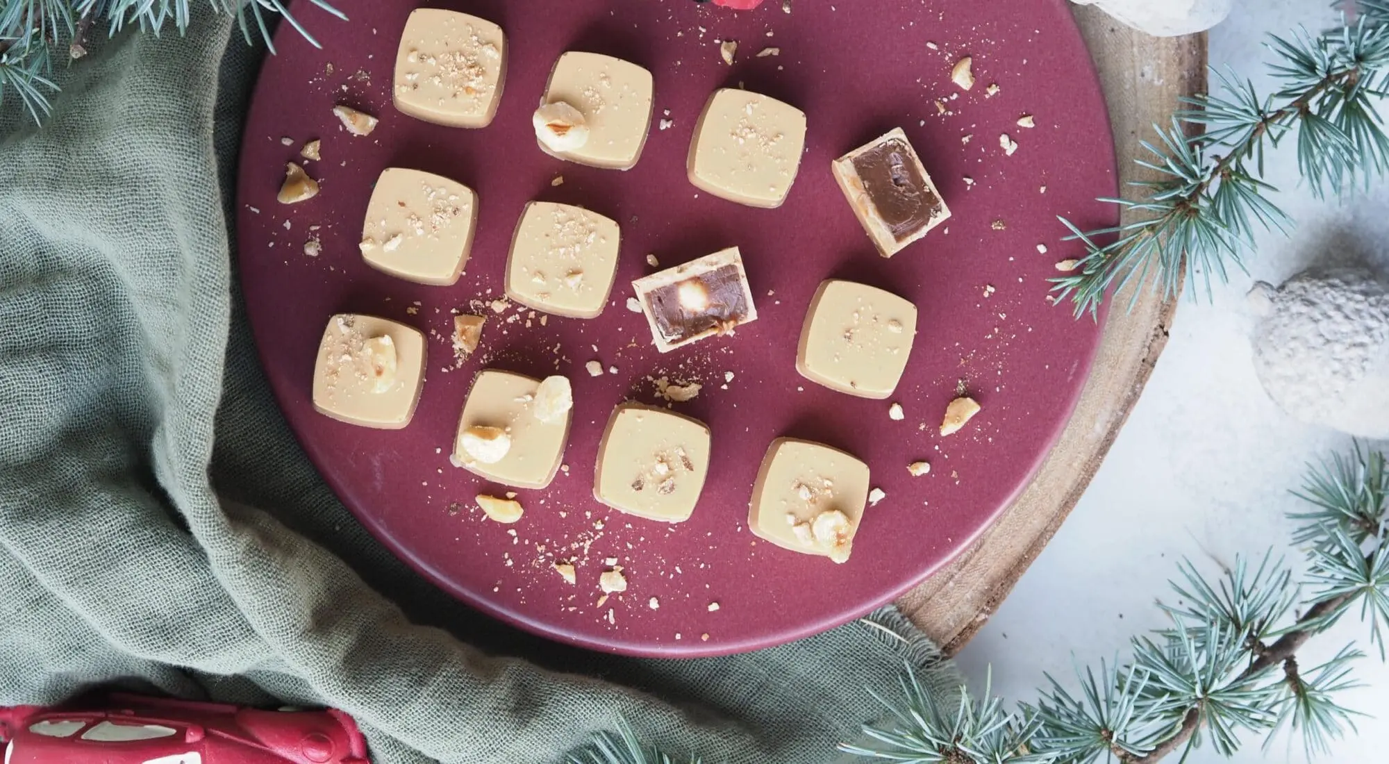 Små guldchokolader med nougat, chokolade og hasselnødder