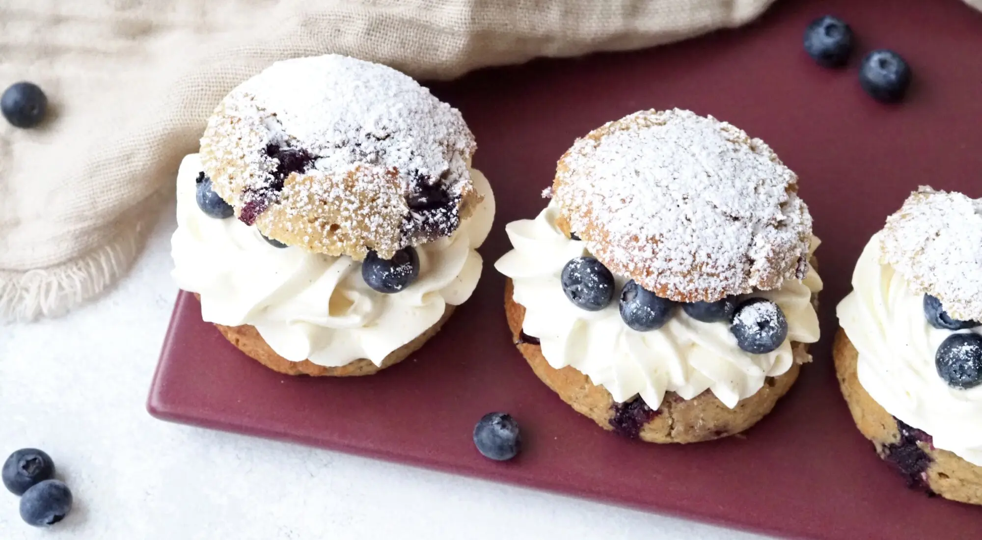 Glutenfri fastelavnsboller med vaniljecreme og blåbær