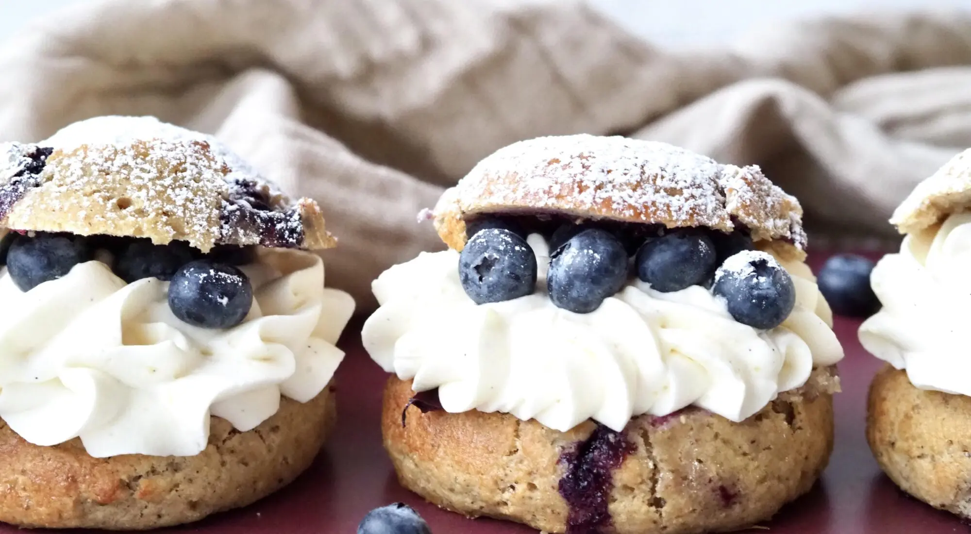 Glutenfri fastelavnsboller med vaniljecreme og blåbær