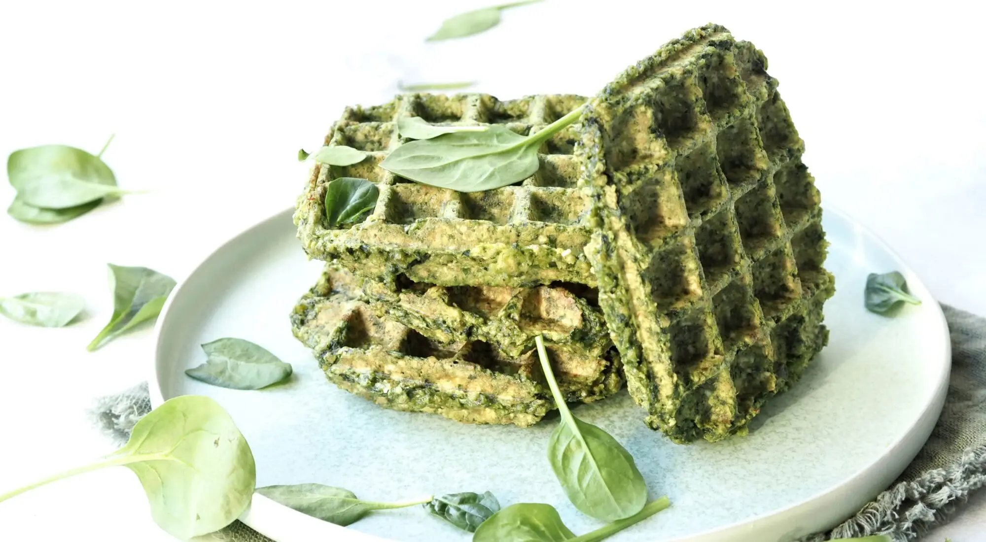 Hjemmelavet glutenfri spinatvafler me spirulina
