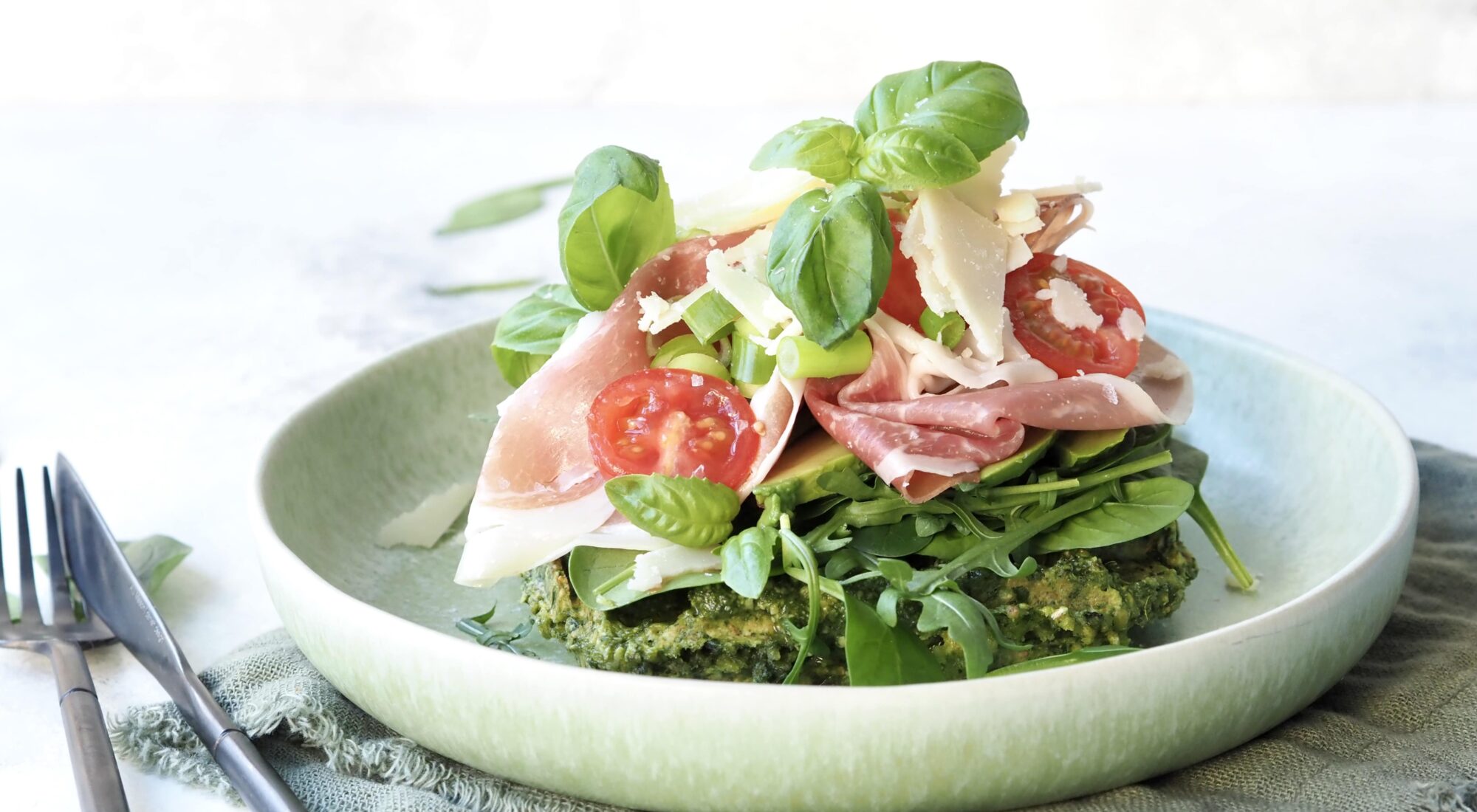 Spinatvafler m. pesto og parmaskinke