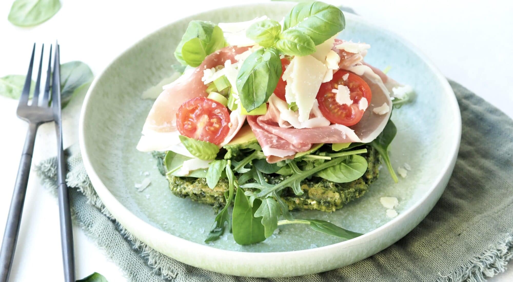 Spinatvafler med pesto, parmaskinke, rucola, tomater og parmesan ost
