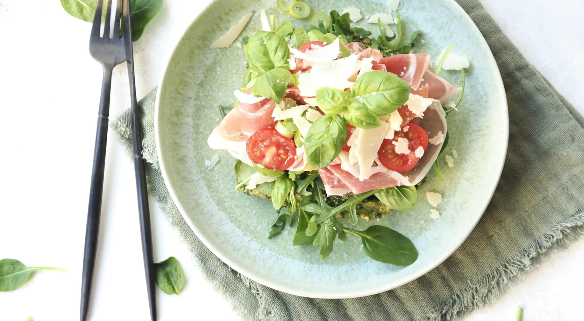 Spinatvafler m. pesto og parmaskinke
