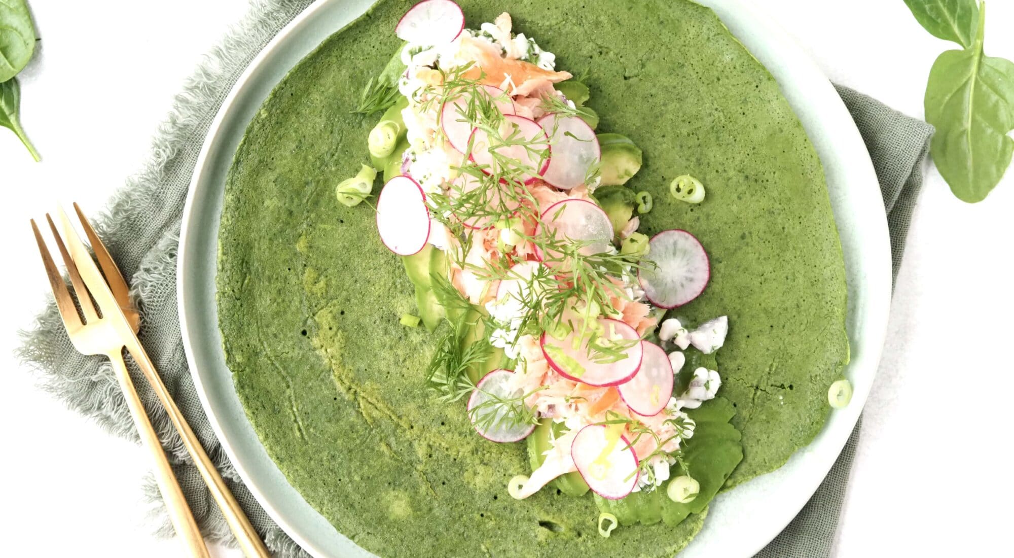 Spinatpandekager med laks, hytteost, radiser, avocado og dild