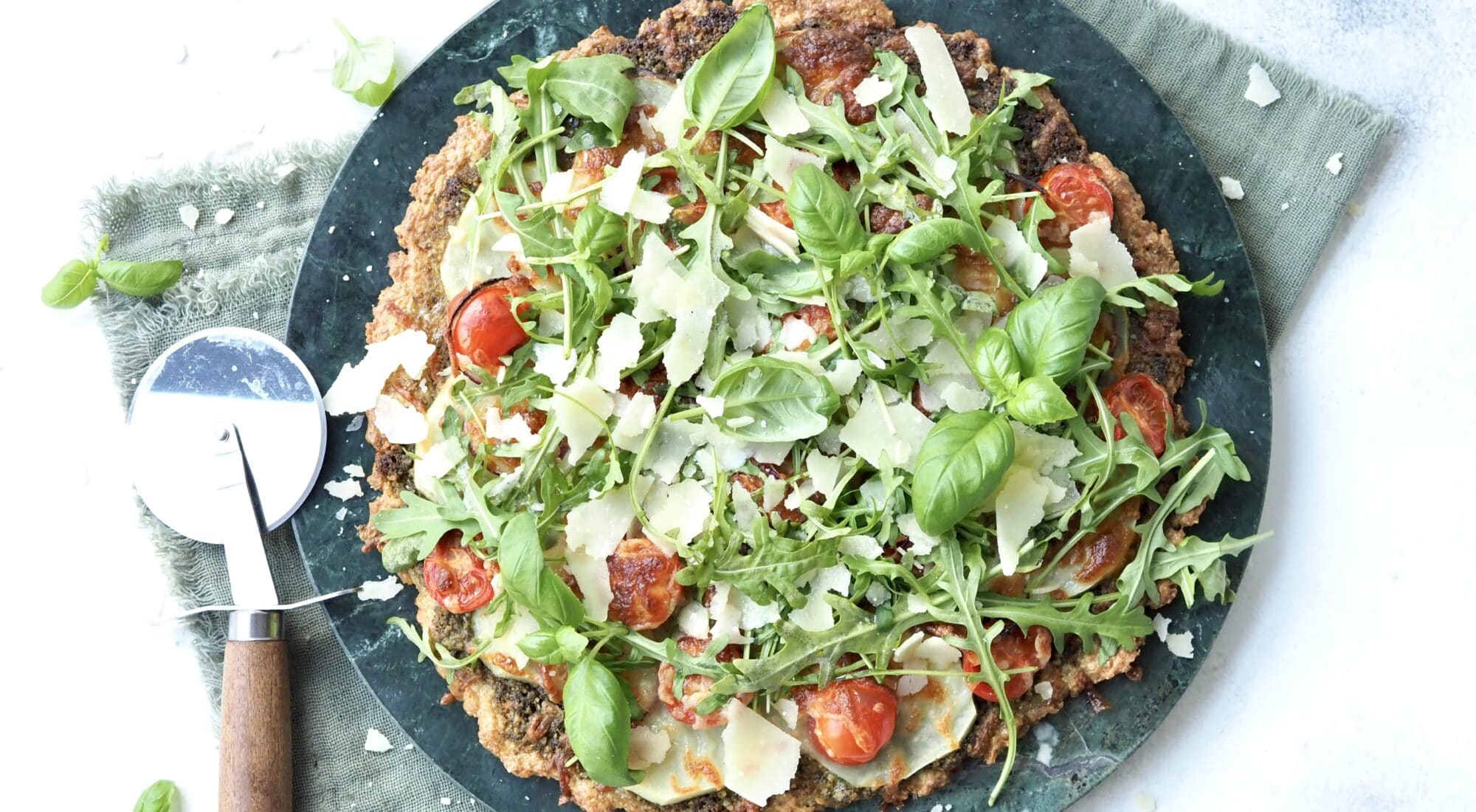 Glutenfri pizza med vegetarisk fyld