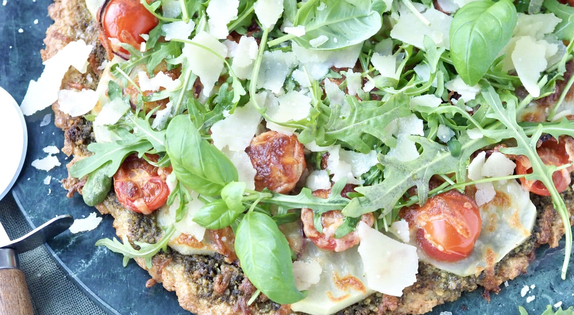 Glutenfri pizza med vegetarisk fyld