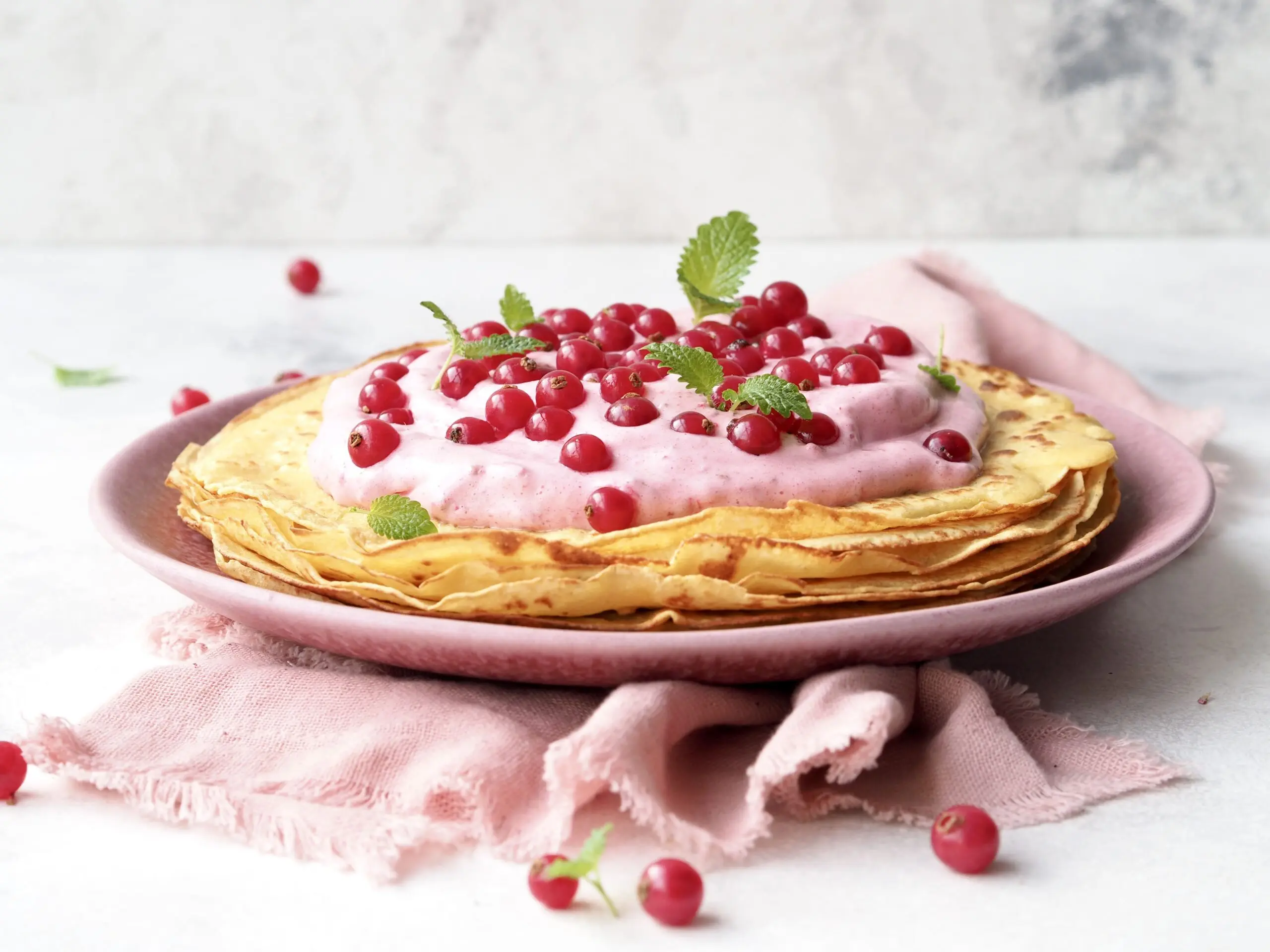 Stak af pandekager med ribs og creme