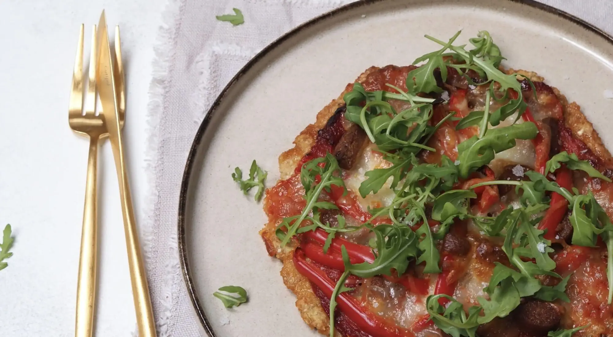 Pizza med chorizopølser, peberfrugt og chili