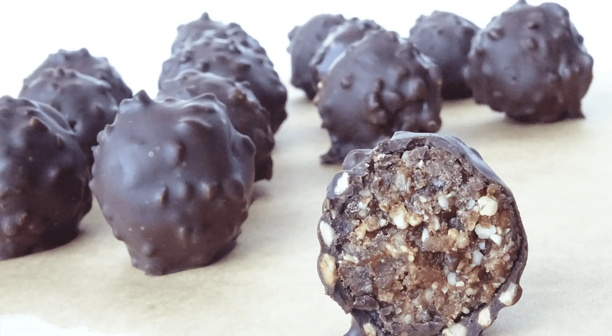 Hjemmelavet nøddekugler med hasselnødder, dadler, kakao og mørk chokolade